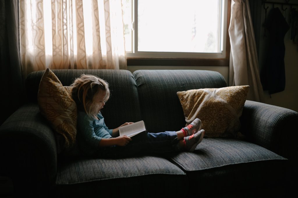 Enfant lit un livre